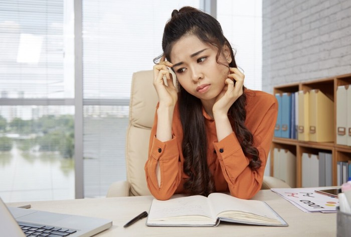 Mereka seringkali tidak mendapatkan kesempatan untuk belajar membuat keputusan sendiri sehingga akhirnya sulit mengambil keputusan./ Foto: Freepik.com/pressfoto