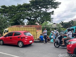 Truk Angkut Bata Merah Rusak di Urip Sumaharjo Makassar, Lalin Tersendat