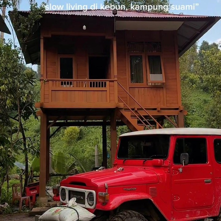 <p>Mudik kali ini terasa begitu spesial bagi pasangan artis ini. Rey mengajak Dinda untuk tinggal di rumah kebun yang dikelilingi oleh pegunungan. Dalam salah satu foto, tampak ada rumah panggung dengan mobil jeep yang terparkir di depannya. "Hidup santai di kebun, kampung suami," tulis Dinda lewat Instagram. (Foto: Instagram @dindahw / @rey_mbayang(</p>