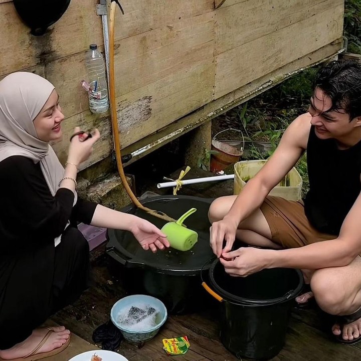 <p>Melalui unggahan di Instagram, terlihat Dinda dan Rey sedang mencuci piring di area belakang rumah. Mereka pun tampak begitu santai dan tak segan mencuci piring sambil jongkok, Bunda. (Foto: Instagram @dindahw / @rey_mbayang)</p>