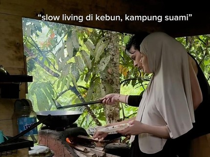 Potret Dinda Hauw Pulang ke Kampung Halaman Rey Mbayang, Jalani Hidup Sederhana di Rumah Kebun
