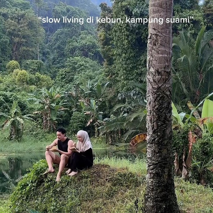 <p>Setelah selesai memasak, mereka memilih menikmati hidangan di luar rumah yang dikelilingi pemandangan telaga dan pegunungan yang indah. Suasananya pun tampak begitu romantis dan menenangkan. (Foto: Instagram @dindahw / @rey_mbayang)</p>