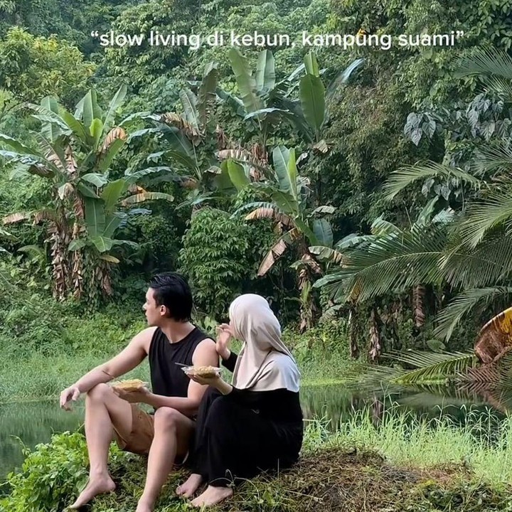 <p>Sambil menikmati hidangan, Dinda dan Rey terlihat benar-benar menikmati pemandangan yang masih asri dan menenangkan. "Tenang banget. Masya Allah, Allahummabarik," kata Dinda. (Foto: Instagram @dindahw / @rey_mbayang)</p>