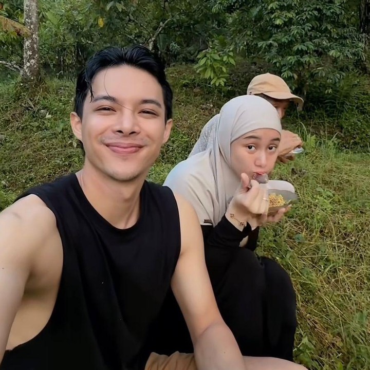 <p>Rey bercerita bahwa saat makan, ia pun bisa menikmati pemandangan sekitar dengan lebih nyaman, Bunda. &ldquo;Makan sambil menikmati pemandangan,&rdquo; ungkap Rey. (Foto: Instagram @dindahw / @rey_mbayang)</p>