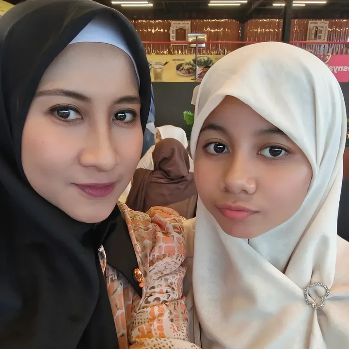 <p>Nia terlihat sering mendampingi kedua anaknya di berbagai kesempatan. Beberapa waktu lalu, perempuan 43 tahun ini sempat mem-<em>posting</em> foto kebersamaan dengan sang putri Diva. Nia juga pernah mengunggah potret saat mendampingi putrinya tanding basket. (Foto: Instagram @niadit_poll)</p>