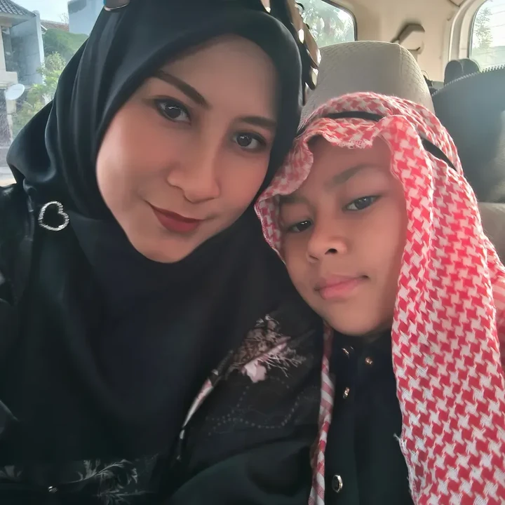 <p>Tak hanya dengan sang putri, Nia juga sering mengunggah momen kedekatan dengan putranya Daffa. Dalam beberapa kesempatan, Nia kerap terlihat hadir di acara sekolah sang putra. Pada November 2025, misalnya, Nia membagikan momen spesial saat menemani Daffa di acara sekolah, di mana ia dan&nbsp;sang putra kompak mengenakan kostum bertema negara Timur Tengah. (Foto: Instagram @niadit_poll)</p>