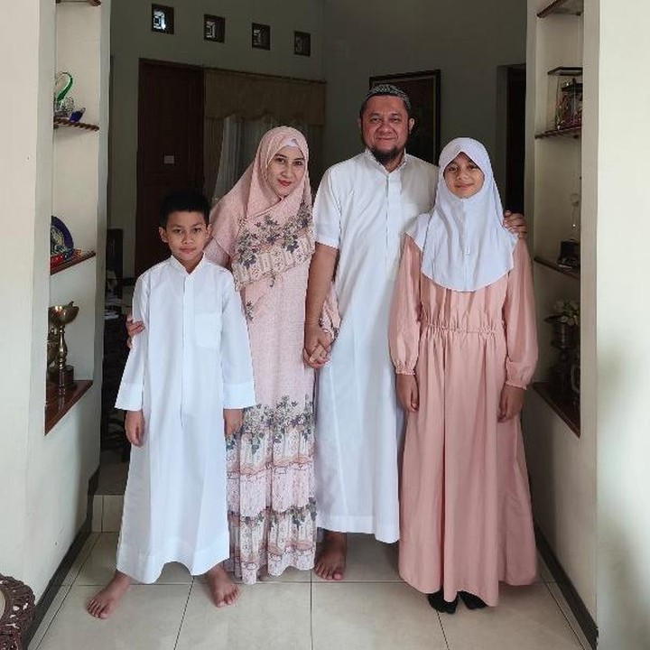 <p>Bunda masih ingat dengan ajang pencarian bakat Akademi Fantasi Indosiar (AFI)? Dua kontestan AFI asal Jawa Timur, yakni Nia Kartika Putri dan Aditya Putra Wijaya, memutuskan untuk menikah dan kini sudah menjadi orang tua dari dua anak. (Foto: Instagram @niadit_poll)</p>