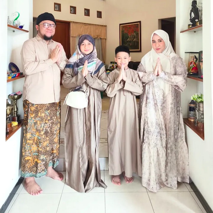 <p>Pada perayaan hari Lebaran tahun ini, Nia mem-posting fotonya bersama suami dan kedua anak mereka yang sudah besar. Perlu diketahui, Nia dan Adit dikaruniai dua anak dari pernikahan mereka, yakni Shakila Diva Putri yang lahir pada 2014 dan Sam Daffa Putra atau akrab disapa Daffa yang lahir pada 2015. (Foto: Instagram @niadit_poll)</p>