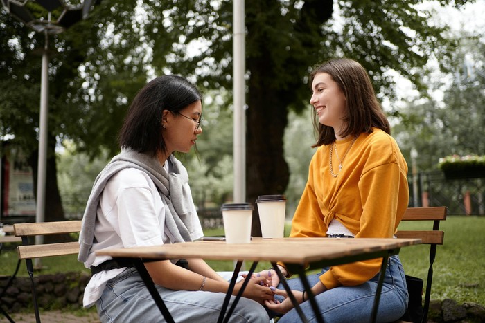 Kalimat “No offense, tapi…” biasanya diikuti pernyataan negatif. Kalimat ini menunjukkan pembicara tahu dampak emosional dari perkataannya terhadap pendengar tapi memilih untuk mengabaikannya