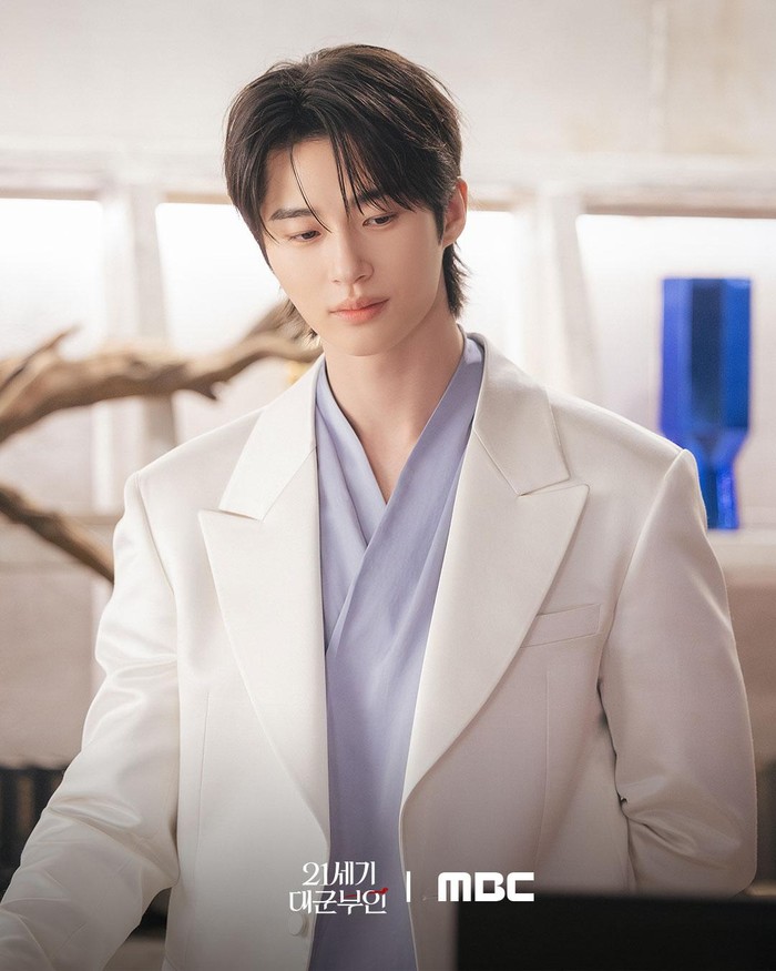 Pada drama ini, Byeon Woo Seok akan memerankan tokoh Pangeran Agung Yi An, di kerajaan universe lain Korea./ foto: instagram.com/mbcdrama_now