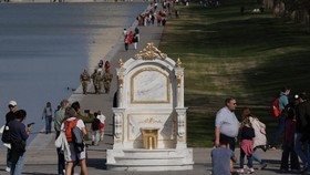 FOTO: Patung Toilet Emas Muncul di D.C. Sindir Gaya Hidup Trump