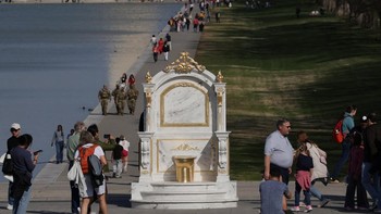 FOTO: Patung Toilet Emas Muncul di D.C. Sindir Gaya Hidup Trump