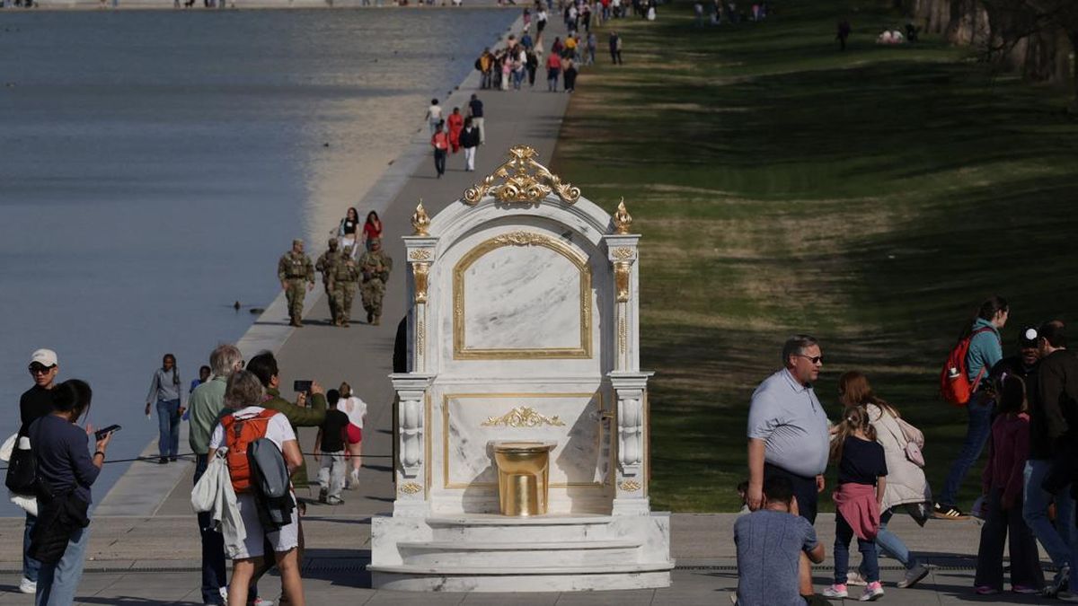FOTO: Patung Toilet Emas Muncul di D.C. Sindir Gaya Hidup Trump