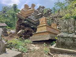 Makam Rusak Imbas Beringin Raksasa Roboh di Malang Terpaksa Dibiarkan