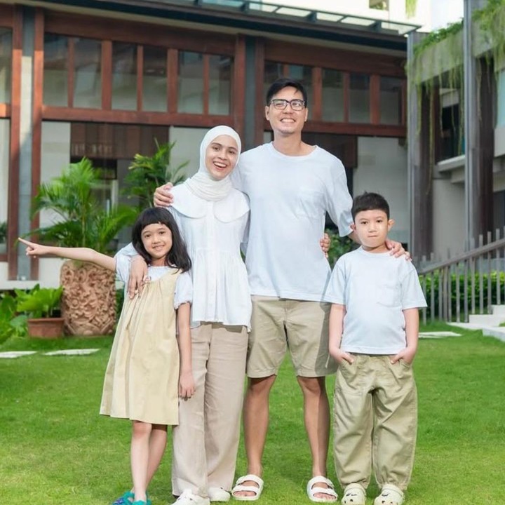 <p>Pasangan artis Nycta Gina dan Rizky Kinos resmi mengikat janji suci pernikahan mereka pada 2 Agustus 2015, Bunda. Selama lebih dari sepuluh tahun menjalani rumah tangga, kebahagiaan mereka kini semakin lengkap dengan kehadiran dua orang anak. (Foto: Instagram @missnyctagina)</p>