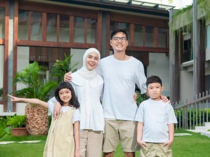 Potret Mengemaskan Anak-Anak Nycta Gina & Rizky Kinos Punya Nama Unik