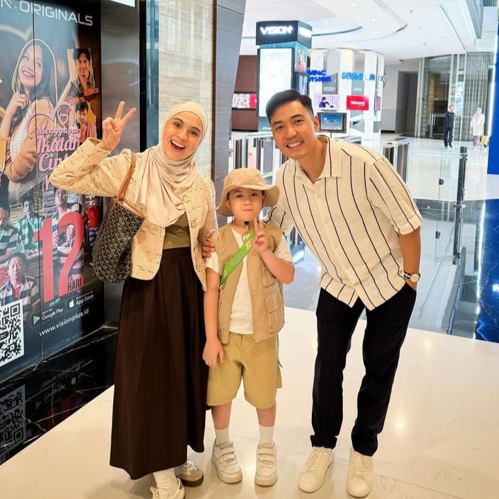 <p>Nycta Gina menyambut kelahiran anak pertamanya yang berjenis kelamin laki-laki pada 2 Mei 2016. Putra sulungnya diberi nama yang unik, yaitu Panutan Adya Semesta Trinikta atau akrab disapa Uta. (Foto: Instagram @missnyctagina)</p>