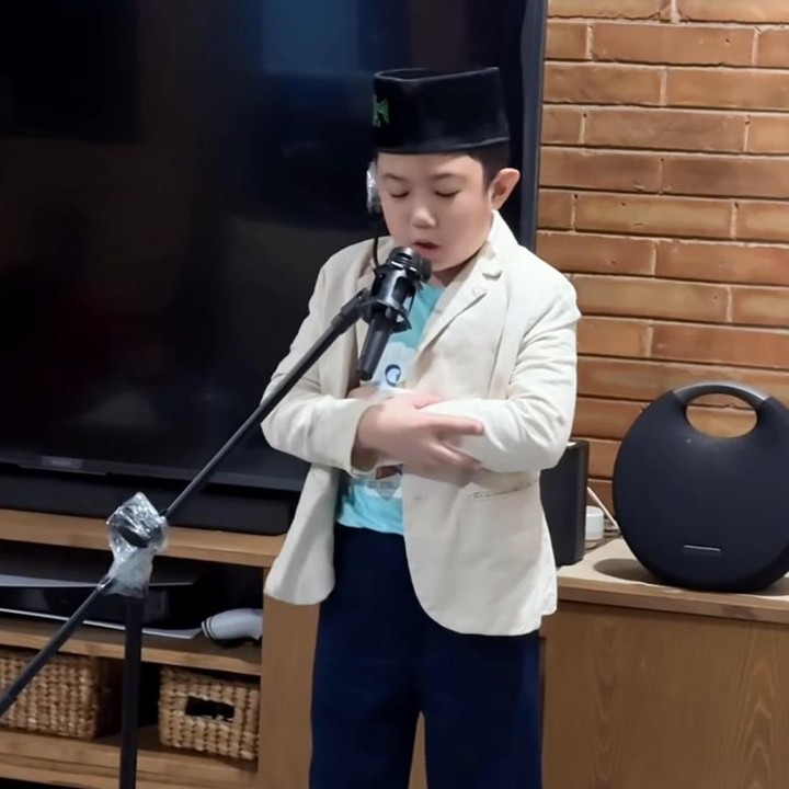 <p>Di usianya yang menginjak 9 tahun, Uta semakin terlihat tampan dan begitu mirip dengan kedua orang tuanya. Tak hanya itu, ia kini sudah mahir melakukan gerakan salat dan berani mencoba menjadi imam, meniru sang Ayah yang rutin pergi ke masjid. "<em>MasyaaAllah tabarakallah</em> Panutanku. Karena sering ikut papanya ke masjid, ternyata diam-diam dia memperhatikan sebegitu detail gerak gerik imam. Dari cara berpakaian imamnya, posisi <em>stand mic</em>, terus pake segala <em>headset</em> yg ada <em>mic</em>-nya sampe gerakan kalau mau rukuk dan sujud menghindar dari si <em>stand mic-</em>nya itu," ungkap Gina melalui unggahan di Instagram. (Foto: Instagram @missnyctagina)</p>