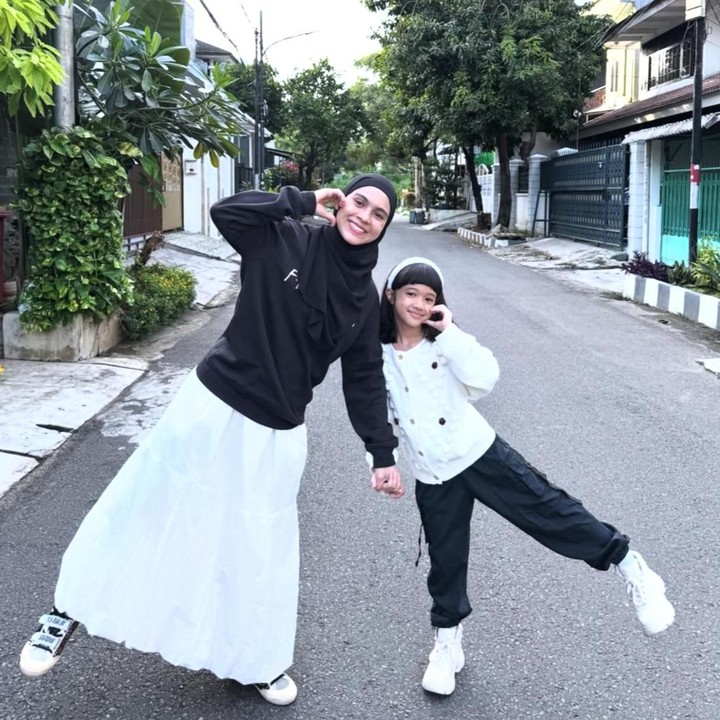 <p>Dua tahun setelah kelahiran Uta, Nycta Gina dikaruniai anak kedua yang diberi nama Lembar Putih Trinycta. Menariknya, nama putrinya ini terinspirasi dari gabungan nama kedua orang tuanya, lho. Nama Trinycta sendiri merupakan dari singkatan Triyantono dan Nycta. (Foto: Instagram @missnyctagina)</p>