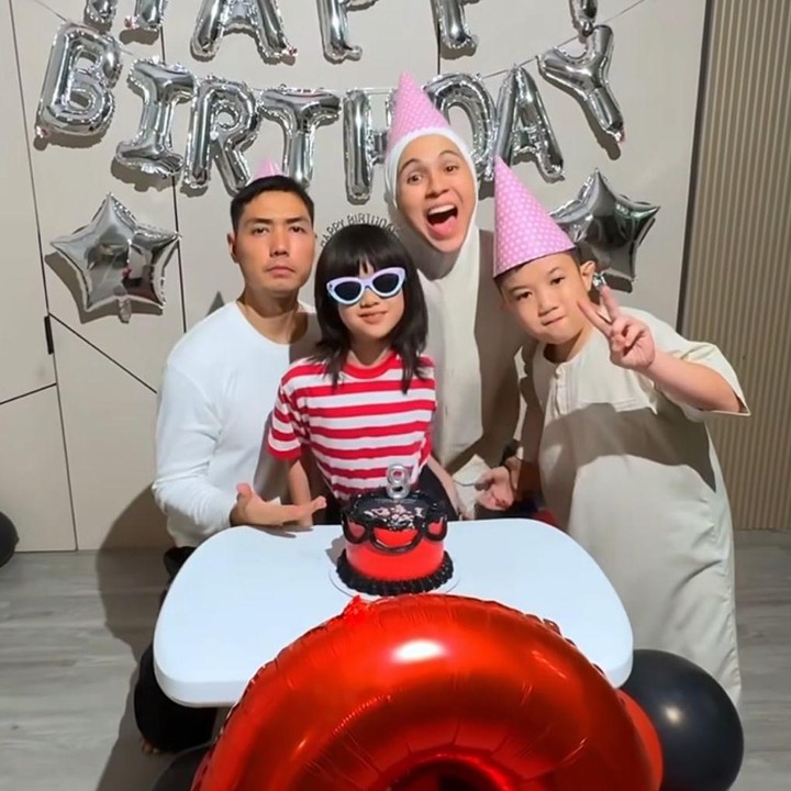 <p>Belum lama ini, Lembar Putih merayakan ulang tahunnya yang ke-8. Lewat unggahan di Instagram, Nycta Gina dan suami membagikan momen perayaan sang putri. Sebagai Ayah, Rizky pun tak lupa menuliskan doa dan pesan manis untuknya. "Lembar Putih&rsquo;s <em>day</em>! Semoga jadi anak sholehah, berbakti sm orang tua, sayang sama Uta, bawa berkah buat Papa Ibun, tambah cantik, tambah pintar, sehat dan bahagia terus ya deeekkk. Papa Ibun Uta sayang adeeekk!!! Peluuukk," tulis Rizky Kinos. (Foto: Instagram @missnyctagina/@kinosnoski)</p>