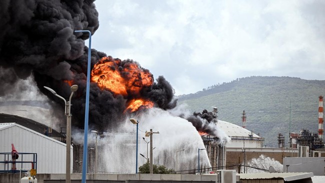 Rudal-rudal Iran kembali menghantam kompleks pengolahan dan penyimpanan minyak Israel di Haifa, pada Senin (30/3) waktu setempat.