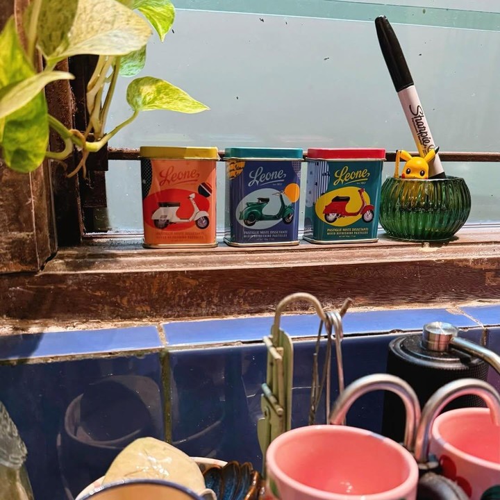 <p>Sarah banyak menempatkan dekorasi bernuansa <em>vintage</em> di rak-rak dalam rumahnya. Tak hanya itu, Sarah juga menggunakan alat makan dengan desain yang&nbsp;estetik, seperti mug atau mangkok enamel dengan desain unik. (Foto: Instagram @sarahcandra)</p>