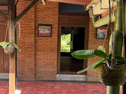 Potret Rumah Eross & Sarah Chandra di Yogyakarta, Bergaya Vintage Estetik