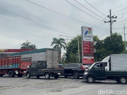 SPBU di Surabaya Antre Panjang Imbas Isu Penyesuaian Harga BBM