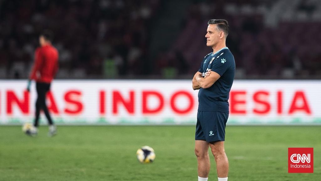 Viral John Herdman Main Bola Bareng Warga Lokal di Pantai Lombok