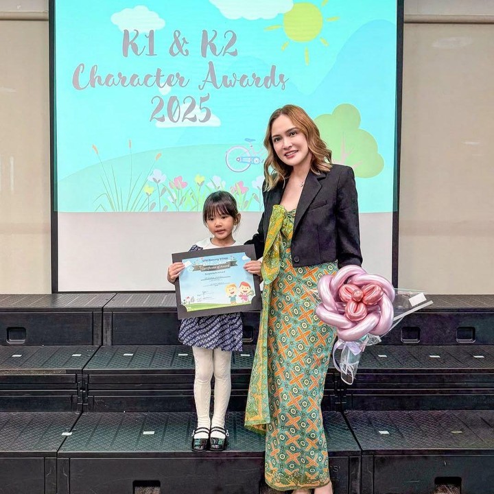 <p>Putri Shandy Aulia, Claire Herbowo, juga sudah bersekolah sejak usia 11 bulan, Bunda. Kini, di usianya yang sudah menginjak enam tahun, Claire semakin aktif, mandiri, dan menikmati setiap momen belajarnya di sekolah. (Foto: Instagram @missclaireherbowo)</p>