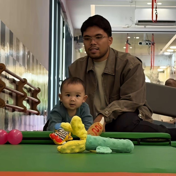 <p>Beberapa artis Tanah Air memilih menyekolahkan anak-anaknya sejak bayi. Salah satunya adalah putra dari pasangan artis Aaliyah Massaid dan Thariq Halilintar. Putra mereka, Ahmad Arash Omara Thariq, kini sudah mulai sekolah di usia delapan bulan. Melalui unggahan di Instagram, Thariq membagikan momen menggemaskan saat pertama kalinya Arash sekolah. Arash mencoba berbagai kegiatan, salah satunya mengambil benda sambil merangkak. "Arash sedang ujian sekolah, <em>guys</em>," kata Thariq. (Foto: Instagram @thariqhalilintar)</p>