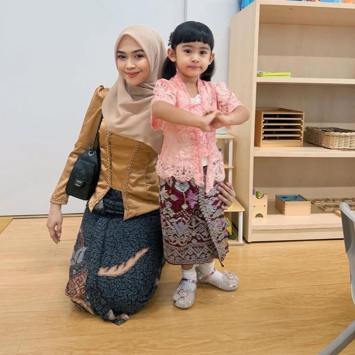 <p>Cut Raifa Aramoana, putri semata wayang Ria Ricis, diketahui sudah mulai sekolah sejak usia 7 bulan, Bunda. Saat itu, Moana dilatih untuk mengembangkan kemampuan motorik serta komunikasi dengan orang di sekitarnya. "Kalau sekolah dia memang latihan sensorik, motorik, adaptasi. Latihan bagaimana caranya berinteraksi sama orang," ucap Ria Ricis, dikutip dari <em>detikcom</em>. (Foto: Instagram @riaricis1795)</p>