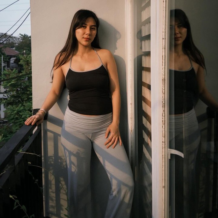 <p>Dalam potret ini, Adinda tampil casual mengenakan <em>tank top</em> tali berwarna cokelat tua yang dipadukan dengan celana training abu-abu. Adinda tampak tidak memakai riasan atau tampil <em>bare face</em> saat pamer <em>baby bump</em> kehamilannya ini, Bunda. (Foto: Instagram @adindathomas)</p>