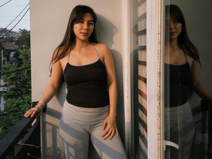 Potret Adinda Thomas Makin Glowing Pamer Baby Bump Kehamilan Pertama