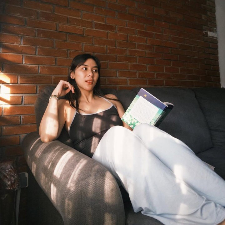 <p>Melalui <em>postingan</em> ini, Adinda mengungkap perubahan yang dialaminya selama hamil anak pertama. Meski tidak menjelaskan detailnya, perempuan 32 tahun ini mengaku sudah mulai mengalami banyak perubahan secara perlahan. "Belajar untuk melakukan segalanya secara pelan-pelan, dan mendengarkan kehidupan kecil ini yang tumbuh dalam diriku. Mulai sadar ternyata banyak yang berubah pelan pelan," tulis Adinda dalam unggahan ini. (Foto: Instagram @adindathomas)</p>