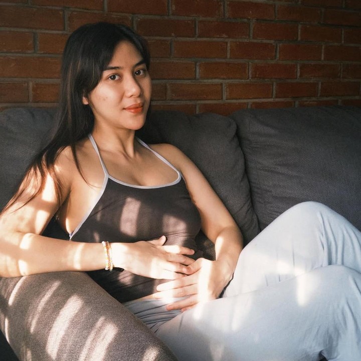 <p>Artis Adinda Thomas kembali <em>update</em> kehamilan pertamanya ke publik, Bunda. Kali ini, Adinda memamerkan <em>baby bump</em> kehamilannya yang sudah terlihat jelas dan menunjukkan <em>pregnancy glow</em>-nya di Instagram. (Foto: Instagram @adindathomas)</p>