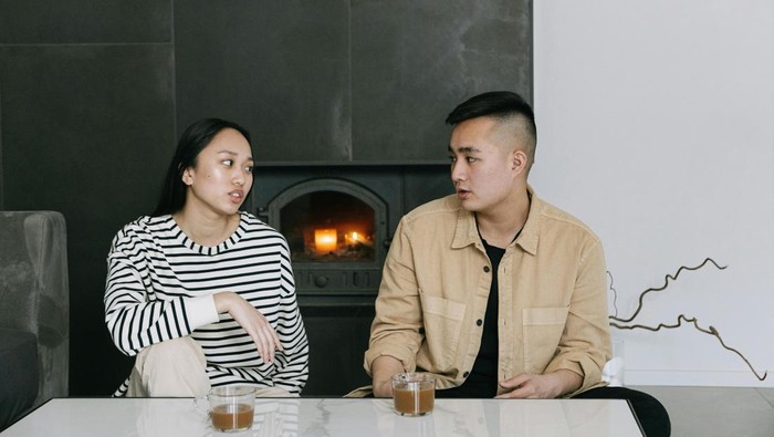 Kalimat “Aku mau dengar dari sudut pandang kamu”. Orang yang cerdas emosional berusaha untuk mendengarkan dan memahami