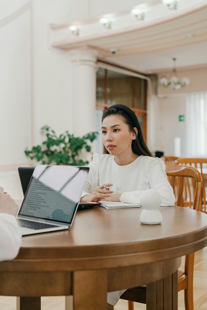 Orang bermental kuat memahami pentingnya batasan untuk melindungi kesehatan mentalnya. Karena itu, mereka bisa mengatakan “tidak” pada hal-hal yang memang tidak dikuasai atau di luar kemampuannya.