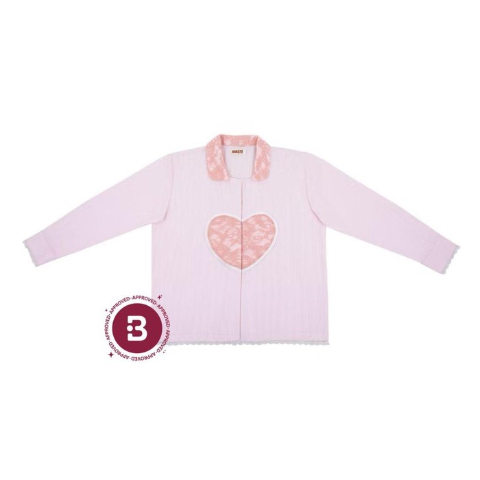 Kemeja satu ini menghadirkan aksen hati bermotif brukat cukup besar di bagian tengah, menjadikannya sangat eye catching. Tak hanya itu saja, detail brukat di bagian tengah yang senada dengan aksen hati membuat kemeja ini semakin menggemaskan.