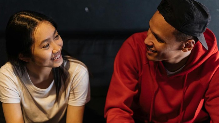 Kalimat “Bantu aku mengerti maksud kamu”. Kalimat ini membantu memperjelas maksud