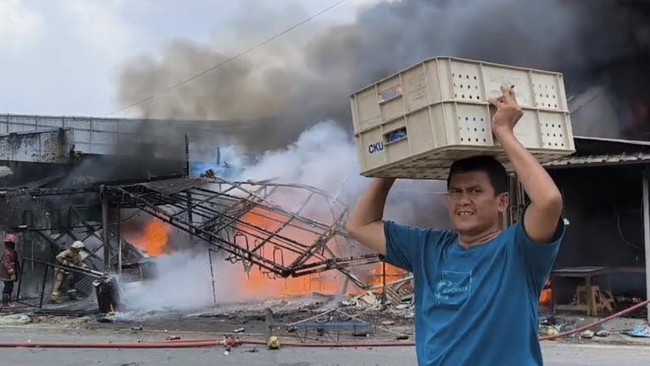 Kebakaran melanda bengkel dan gudang sparepart motor di Tangerang Selatan. Diduga akibat korsleting listrik, api cepat membesar dan mengganggu arus lalu lintas.