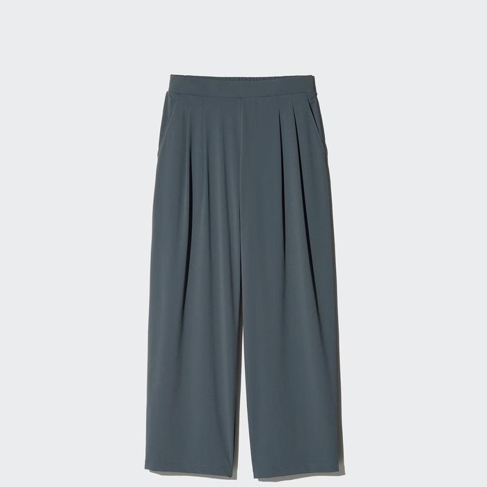Celana Lebar Aktif Ultra Stretch dari brand UNIQLO terbuat dari bahan crisp dengan teknologi Ultra Stretch dan DRY. Celana ini memiliki siluet lebar lurus dengan lipatan untuk volume yang pas. Bagian depan flat, cocok untuk gaya yang elegan.