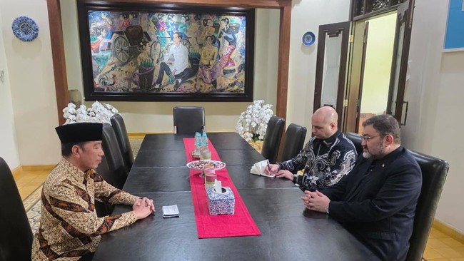 Presiden Jokowi menghormati keteguhan Iran dalam mempertahankan kedaulatan saat bertemu Dubes Iran. Ia berharap perdamaian segera kembali.