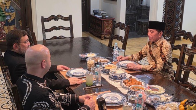 Dubes Iran untuk Indonesia Mohammad Boroujerdi menemui Presiden ke-7 Joko Widodo di Suarakarta atau dikenal Solo, Jawa Tengah, pada hari ini, Rabu (1/4).