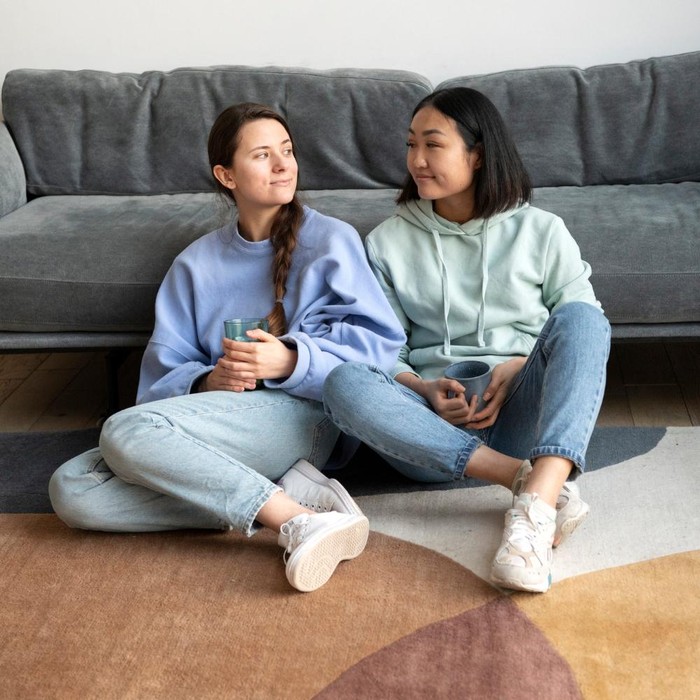 Ciri lainnya dari orang yang berbohong yakni menunjukkan gerakan seperti menyandarkan tubuh ke belakang atau sedikit mundur dari lawan bicara.