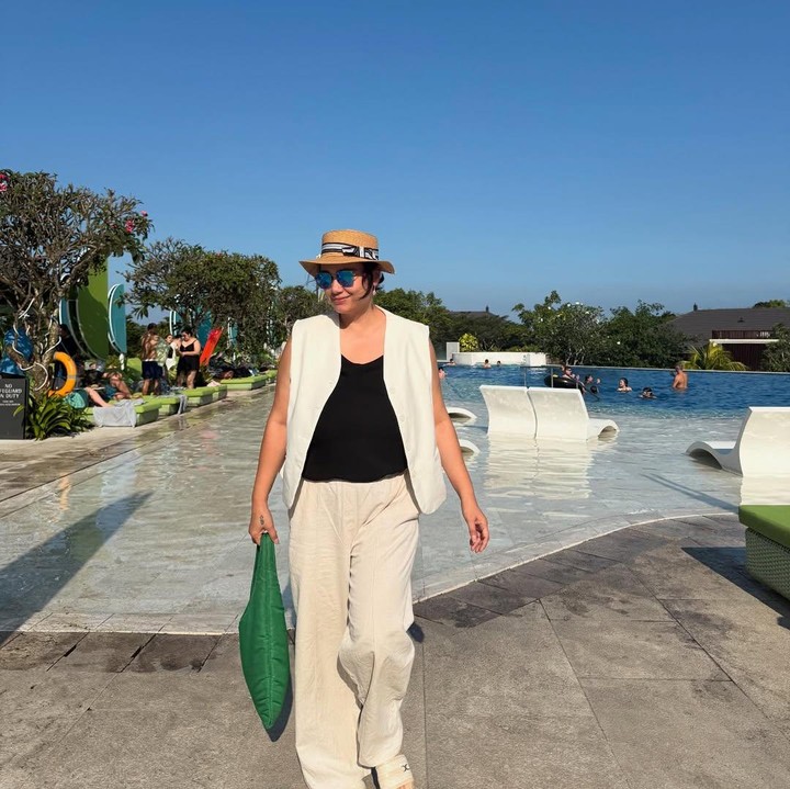 <p>Feby memang mendapatkan ketenangan selama tinggal di Bali. Tapi menurutnya, ketenangan ini juga didaparnya dari hasil proses pendewasaan diri dan cara pandang terhadap kehidupan. "Kalau saya belajar ketenangan itu sebetulnya kan bukan dari keadaan kita, tapi bagaimana kita bisa menyikapi kondisi sekitar saya gitu kan. Mungkin kalau sekarang, saya bilang saya tenang mungkin lebih ke faktor umur kali ya. Bukan kepada di mana saya berada gitu," ungkap Feby. (Foto: Instagram @febyfebiola_)</p>