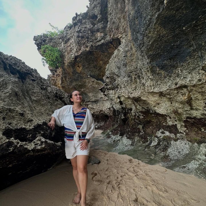 <p>Feby mengaku kini ia jauh lebih menikmati hidupnya karena sudah dinyatakan sehat. Tak hanya bisa menikmati waktu bersama keluarga, Feby kini sudah bisa kembali berkarya. "Setelah menjalani operasi (histerektomi), kemoterapi dan perjalanan panjang penyembuhan, inilah aku yang sekarang, sembuh, sehat dan bisa menikmati hidupku," tulisnya di Instagram beberapa waktu lalu. (Foto: Instagram @febyfebiola_)</p>