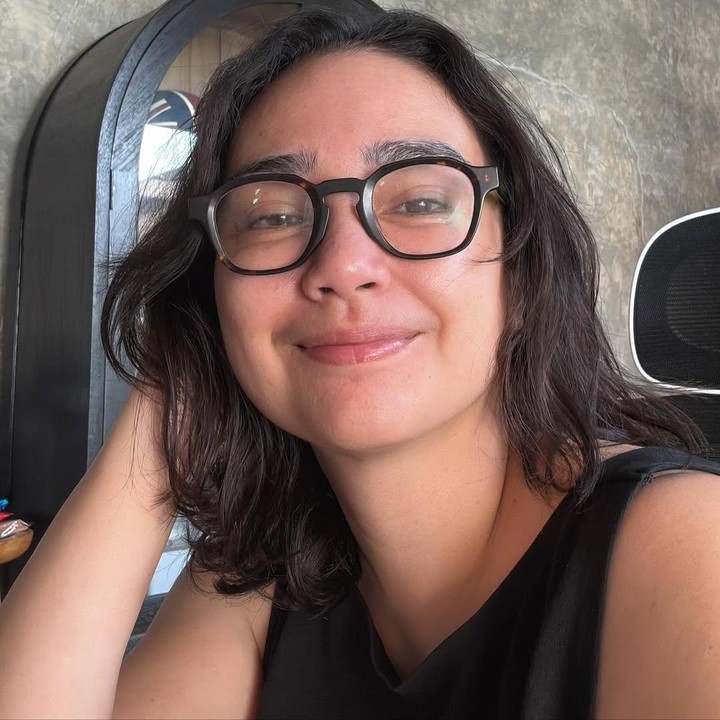 <p>Baru-baru ini, Feby mengungkap soal kehidupannya selama menetap di Pulau Dewata bersama sang suami Franky Sihombing. Dalam kesehariannya, perempuan 47 tahu ini menjalani kehidupan yang jauh dari kesan glamor dunia hiburan. "Saya orang biasa aja di Bali, tidak sebagai seorang artis ataupun apa ya kayak selebriti gitu ya. Kehidupan seperti biasa, sebagai seorang istri dan mendampingi suami yang pastinya," kata Feby Febiola, dikutip dari <em>detikcom</em>. (Foto: Instagram @febyfebiola_)</p>