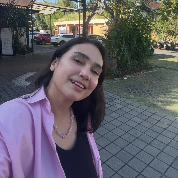<p>Feby sudah sekitar 10 tahun tinggal di Bali. Perempuan kelahiran Jakarta ini memutuskan untuk menetap di Bali karena merasa memiliki keterikatan batin yang kuat dengan lingkungan tempat tinggalnya saat ini, Bunda. "Sampai saat ini sih masih di Bali. Kenapa lebih enjoy di Bali ketimbang Jakarta mungkin... pertama karena, memang saya sudah sekitar 10 tahun di sana. Jadi katanya, ada yang bilang Pulau Bali itu memilih orang yang tinggal di sana gitu," ujarnya. (Foto: Instagram @febyfebiola_)</p>