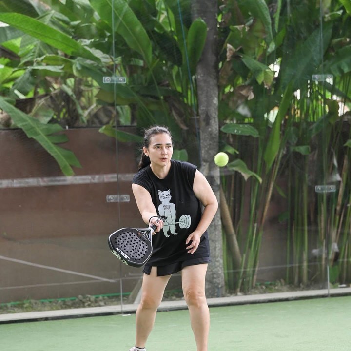 <p>Sudah hampir setahun belakangan, Feby tak hanya menjalani hidup yang tenang di Bali. Bintang film <em>Tersanjung</em> ini mulai rutin melakukan aktivitas fisik dengan memilih olahraga padel untuk menjaga kebugaran tubuh. Feby pernah mengunggah potretnya saat bermain padel dan mengaitkan aktivitas ini dengan hal yang disyukurinya dalam hidup. "Satu hal yang perlu disyukuri..sehat jasmani dan rohani," tulisnya dalam unggahan ini. (Foto: Instagram @febyfebiola_)</p>